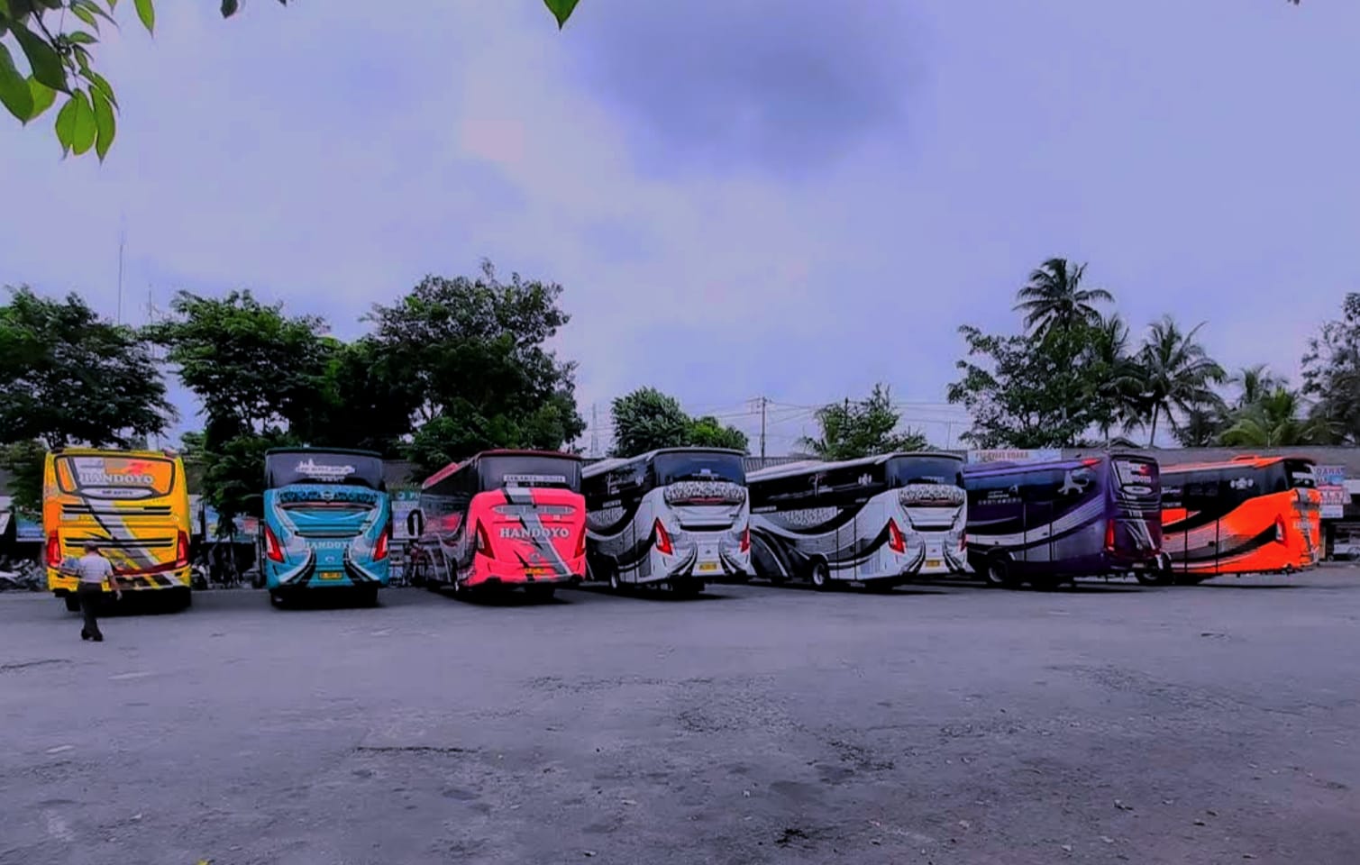 TEMPAT PARKIR BUS AKAP