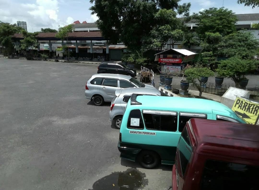 TEMPAT PARKIR PENGUNJUNG