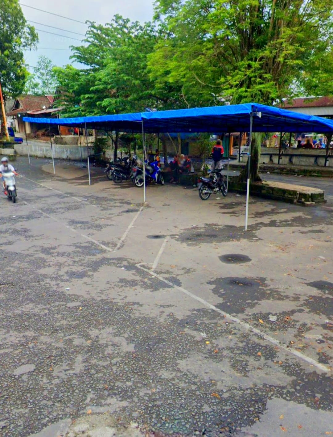 TEMPAT PARKIR SEPEDA MOTOR